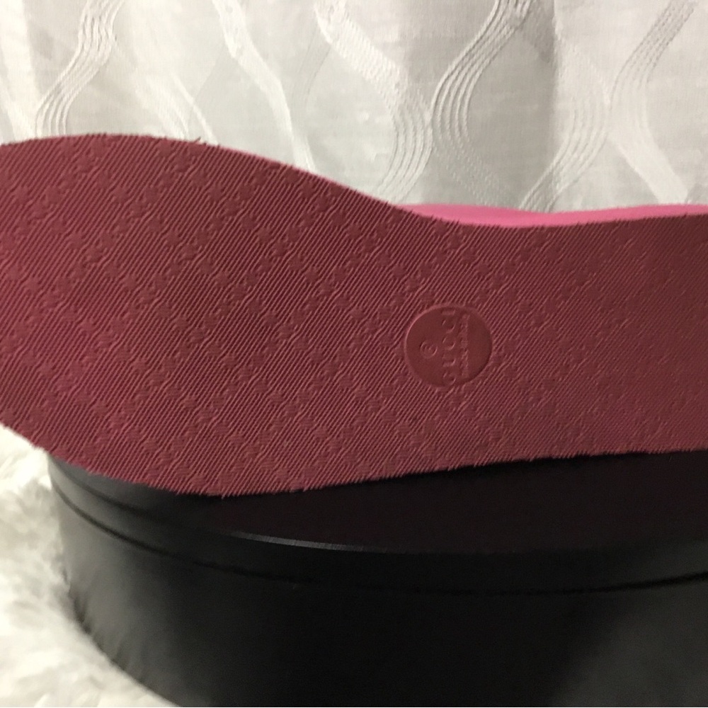 Gucci Hot Pink GG Logo Rubber Flip Flops - Picture 8 of 9
